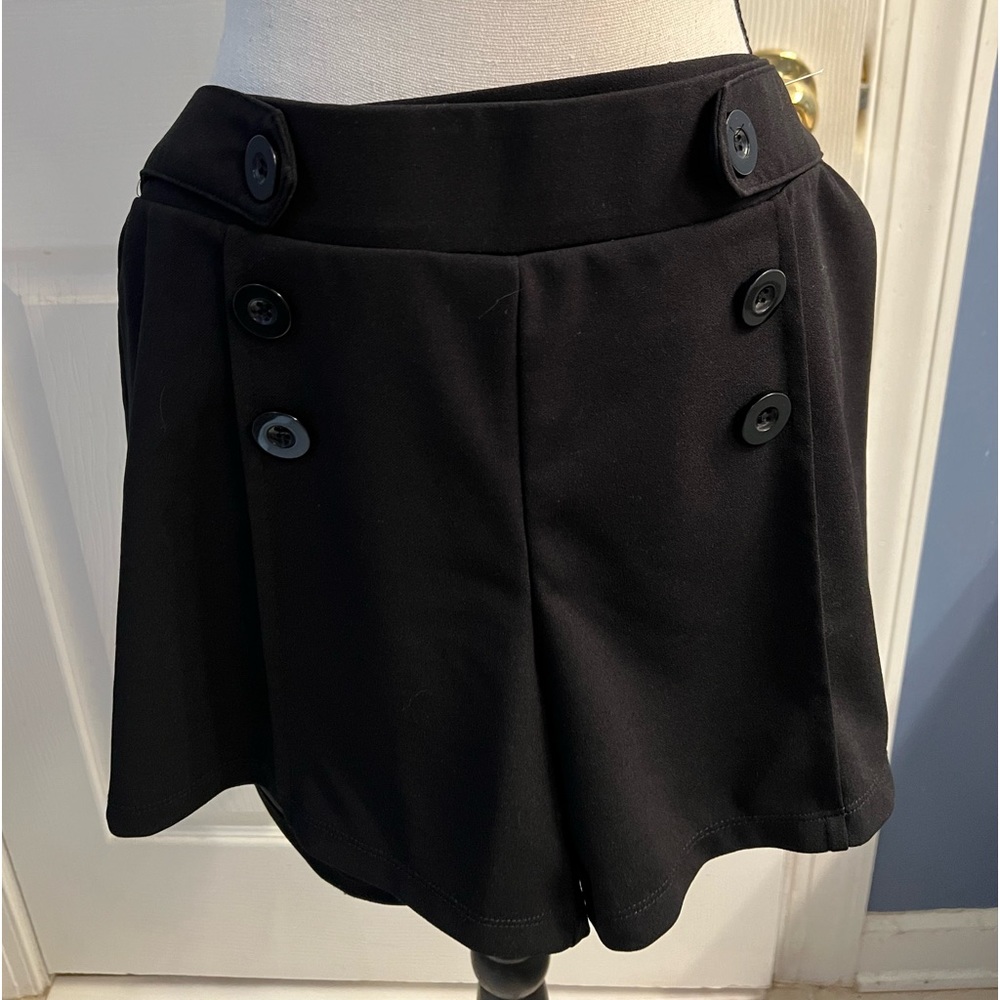 Women’s Black shorts Retrology size petite large.